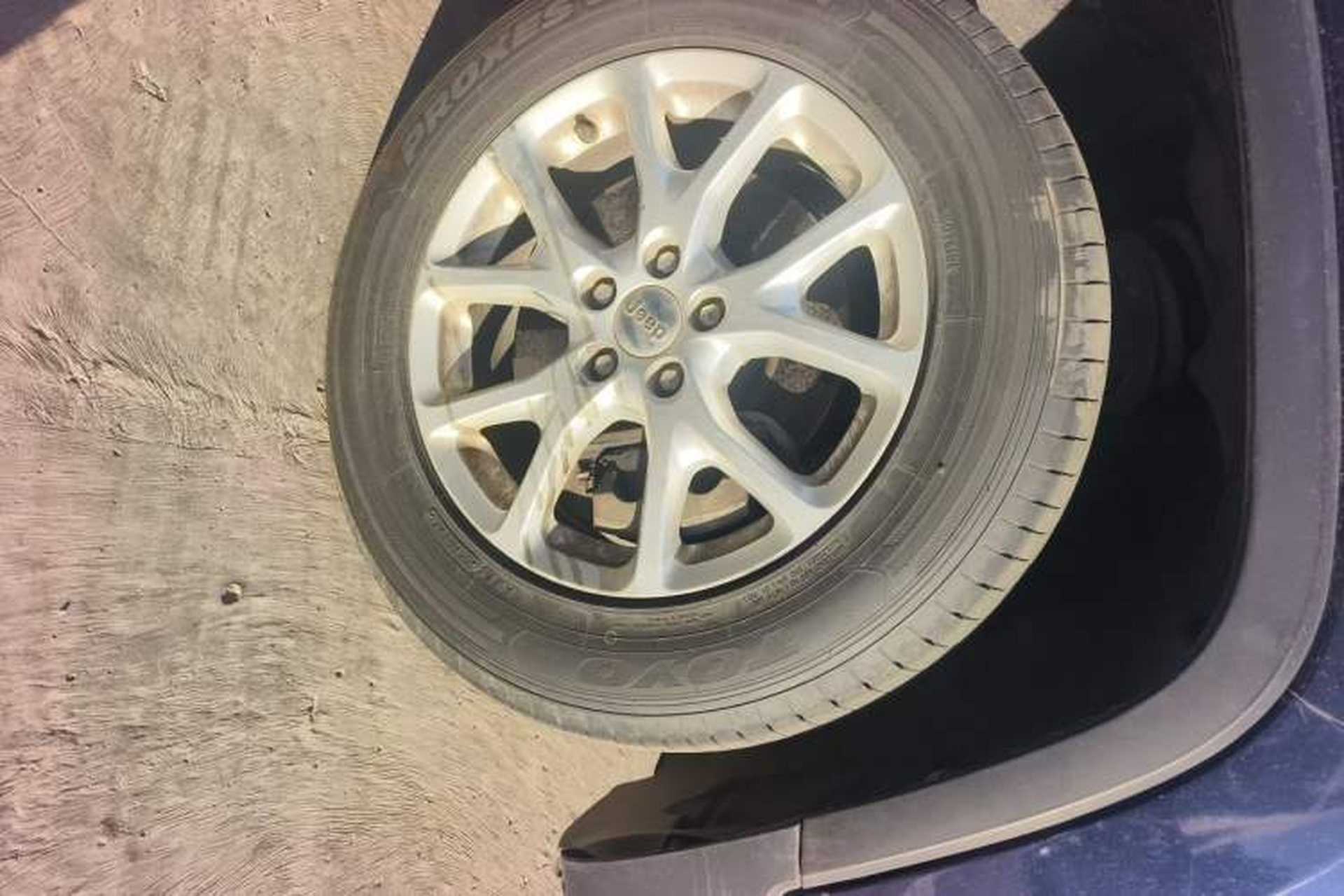 Used Jeep Cherokee 2016 2.4L Professional Smart Version Right Front Wheel Hub
