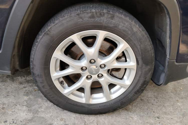 Used Jeep Cherokee 2016 2.0L Superior Edition Right Front Wheel Hub