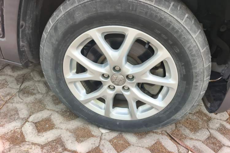 Used Jeep Cherokee 2016 2.0L Superior Edition Right Front Wheel Hub