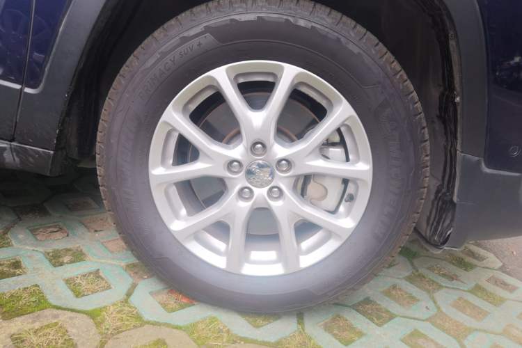 Used Jeep Cherokee 2016 2.4L Professional Smart Version Right Front Wheel Hub