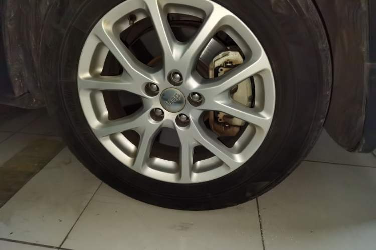 Used Jeep Cherokee 2016 2.4L Professional Smart Version Right Front Wheel Hub