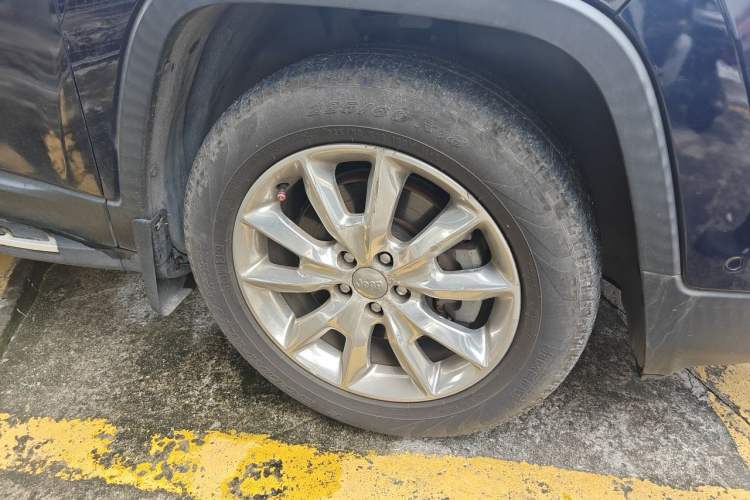 Used Jeep Cherokee 2016 2.4L Superior Edition Right Front Wheel Hub