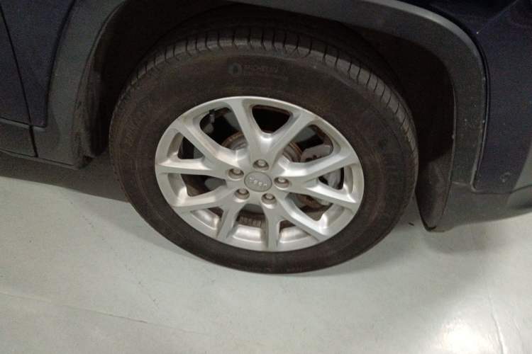 Used Jeep Cherokee 2016 2.0L Superior Edition Right Front Wheel Hub