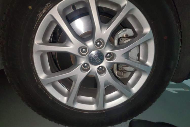 Used Jeep Cherokee 2016 2.4L Professional Smart Version Right Front Wheel Hub