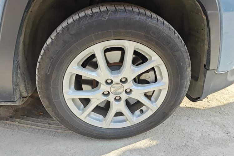 Used Jeep Cherokee 2016 2.4L Leading Edition Right Front Wheel Hub