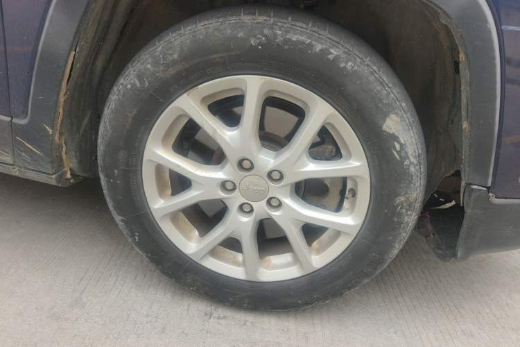 Used Jeep Cherokee 2016 2.0L Superior Edition Right Front Wheel Hub