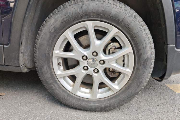 Used Jeep Cherokee 2016 2.4L Professional Smart Version Right Front Wheel Hub
