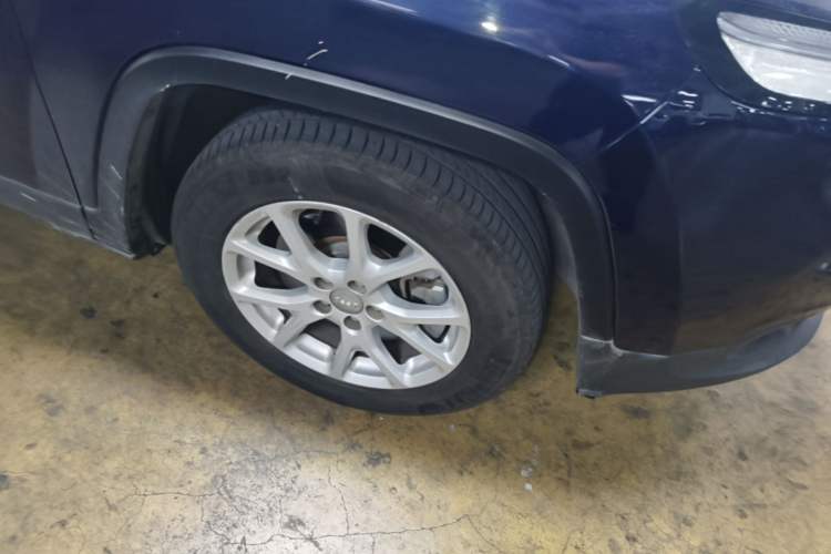 Used Jeep Cherokee 2016 2.0L Superior Edition Right Front Wheel Hub