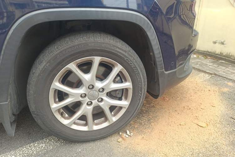 Used Jeep Cherokee 2016 2.4L Leading Edition Right Front Wheel Hub