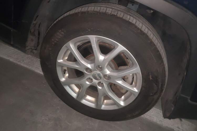 Used Jeep Cherokee 2016 2.0L Superior Edition Right Front Wheel Hub