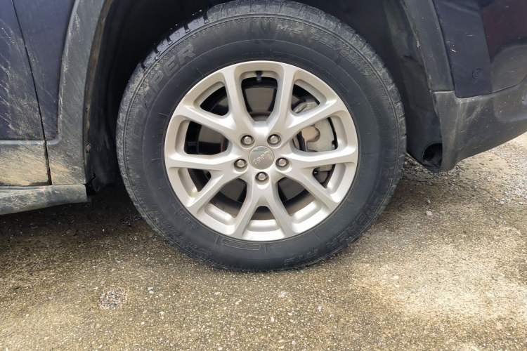 Used Jeep Cherokee 2016 2.4L Professional Edition Right Front Wheel Hub