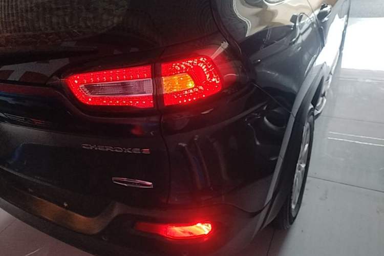 Used Jeep Cherokee 2016 2.4L Professional Edition Right Rear Taillight