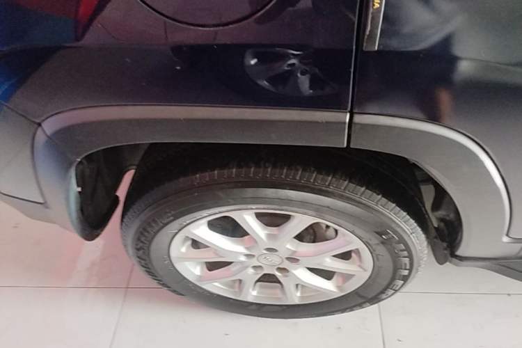 Used Jeep Cherokee 2016 2.4L Professional Edition Right Rear Wheel Hub