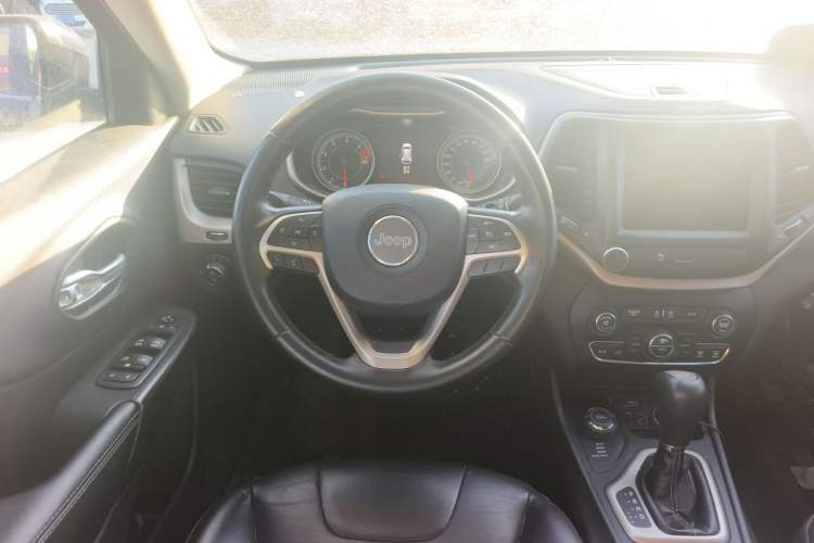 Used Jeep Cherokee 2016 2.4L Professional Smart Version Steering Wheel