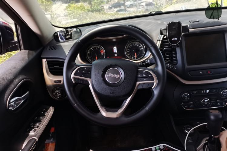 Used Jeep Cherokee 2016 2.4L Professional Smart Version Steering Wheel
