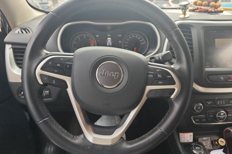 Used Jeep Cherokee 2016 2.4L Professional Smart Version Steering Wheel