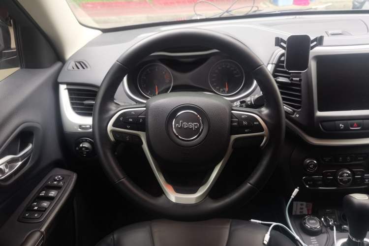Used Jeep Cherokee 2016 2.4L Professional Smart Version Steering Wheel