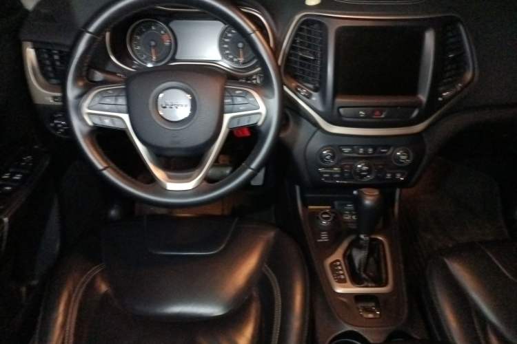 Used Jeep Cherokee 2016 2.4L Professional Edition Steering Wheel