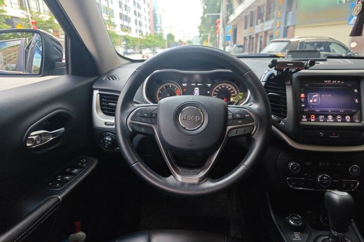 Used Jeep Cherokee 2016 2.4L Professional Smart Version Steering Wheel