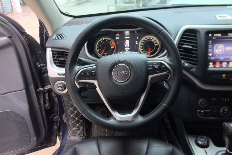 Used Jeep Cherokee 2016 2.4L Professional Smart Version Steering Wheel