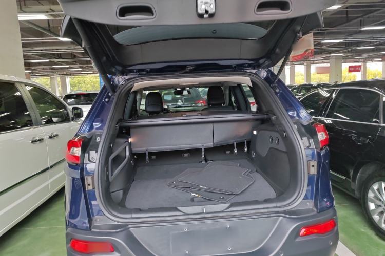 Used Jeep Cherokee 2016 2.4L Superior Edition Trunk