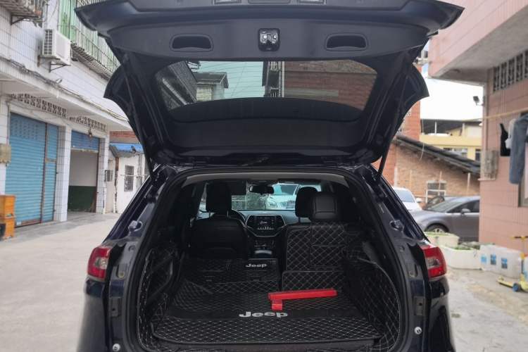 Used Jeep Cherokee 2016 2.4L Professional Smart Version Trunk