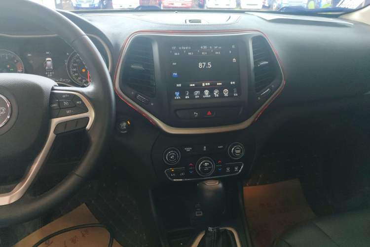 Used Jeep Cherokee 2016 2.0L Superior Edition Audio And AC Panel