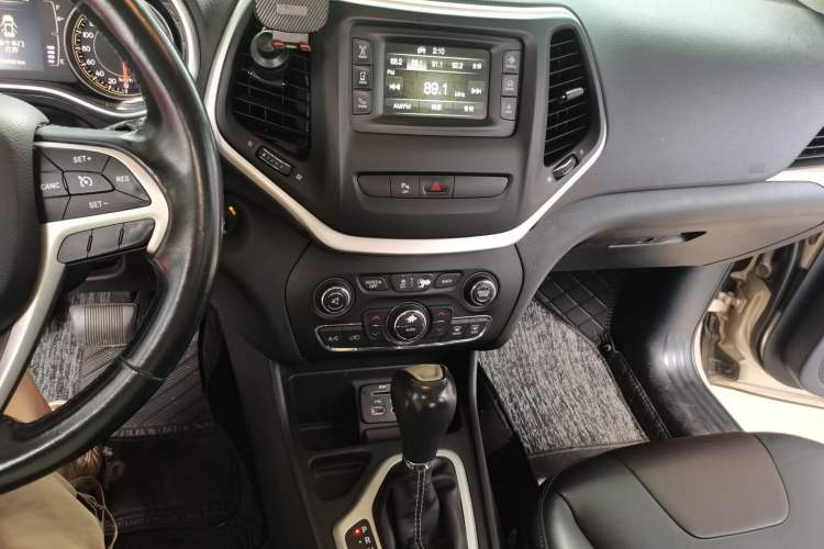 Used Jeep Cherokee 2016 2.4L Leading Edition Audio And AC Panel