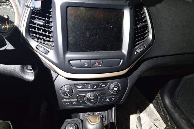 Used Jeep Cherokee 2016 2.4L Professional Smart Version Audio And AC Panel