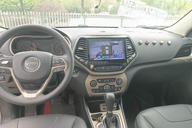Used Jeep Cherokee 2016 2.4L Leading Edition Audio And AC Panel