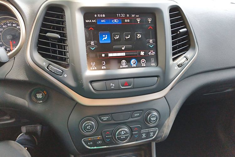 Used Jeep Cherokee 2016 2.0L Superior Edition Audio And AC Panel