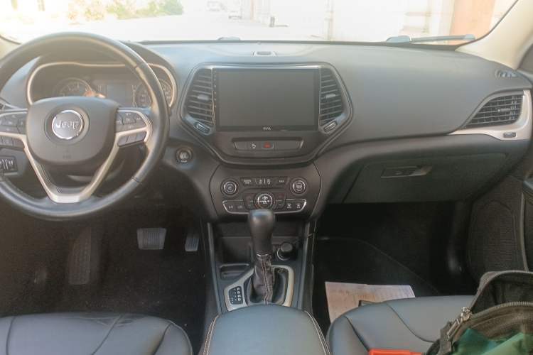 Used Jeep Cherokee 2016 2.4L Leading Edition Audio And AC Panel