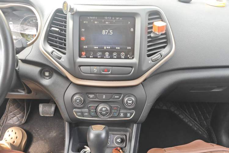Used Jeep Cherokee 2016 2.0L Leading Edition Audio And AC Panel
