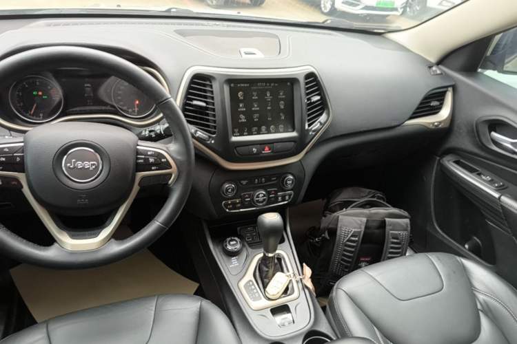 Used Jeep Cherokee 2016 2.4L Professional Smart Version Audio And AC Panel