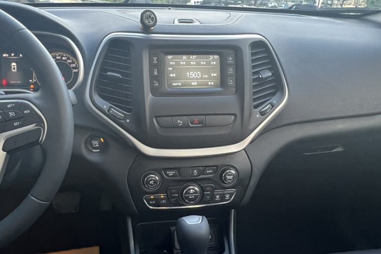 Used Jeep Cherokee 2016 2.4L Leading Edition Audio And AC Panel