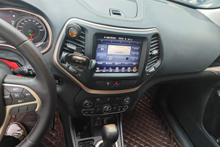 Used Jeep Cherokee 2016 2.0L Smart Version Audio And AC Panel