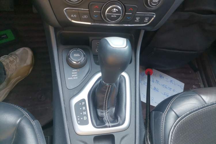 Used Jeep Cherokee 2016 2.4L Professional Smart Version Audio And AC Panel