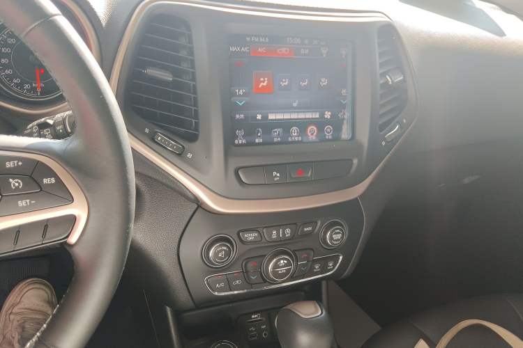 Used Jeep Cherokee 2016 2.4L Professional Smart Version Audio And AC Panel