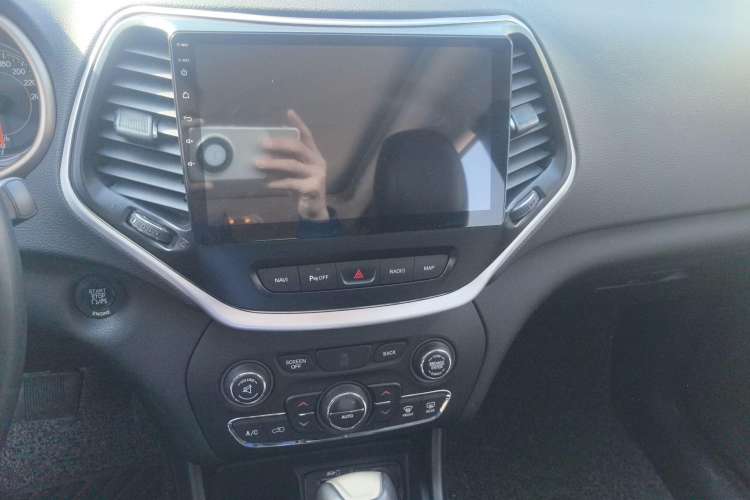 Used Jeep Cherokee 2016 2.0L Smart Version Audio And AC Panel