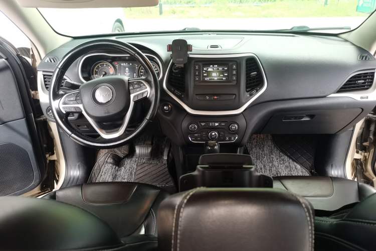 Used Jeep Cherokee 2016 2.4L Leading Edition Center Console
