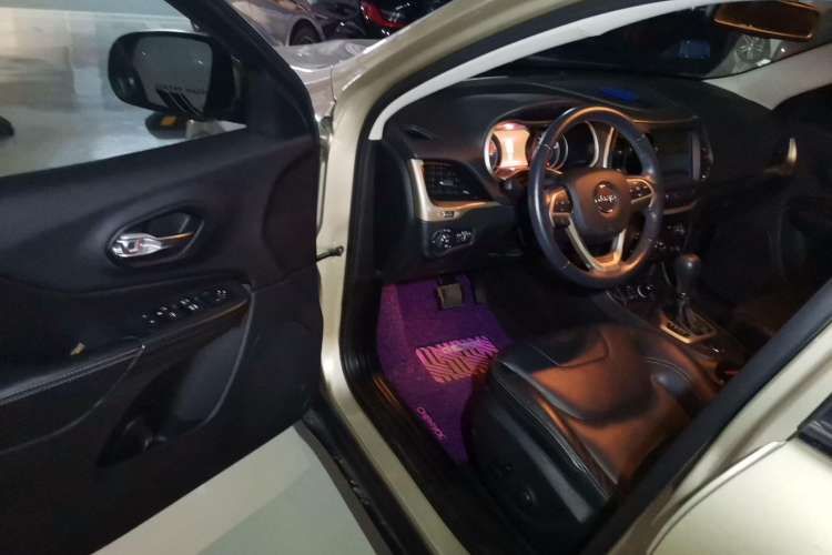Used Jeep Cherokee 2016 2.0L Superior Edition Driver Seat