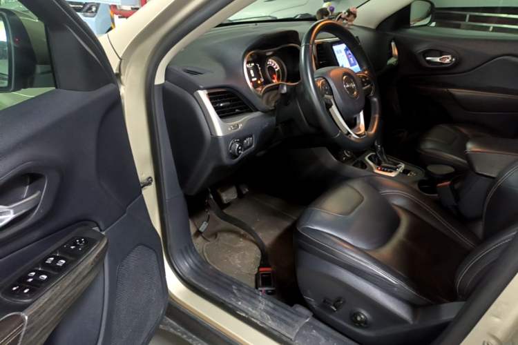 Used Jeep Cherokee 2016 2.4L Leading Edition Driver Seat