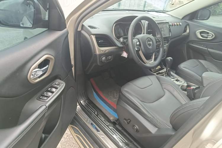 Used Jeep Cherokee 2016 2.4L Leading Edition Driver Seat