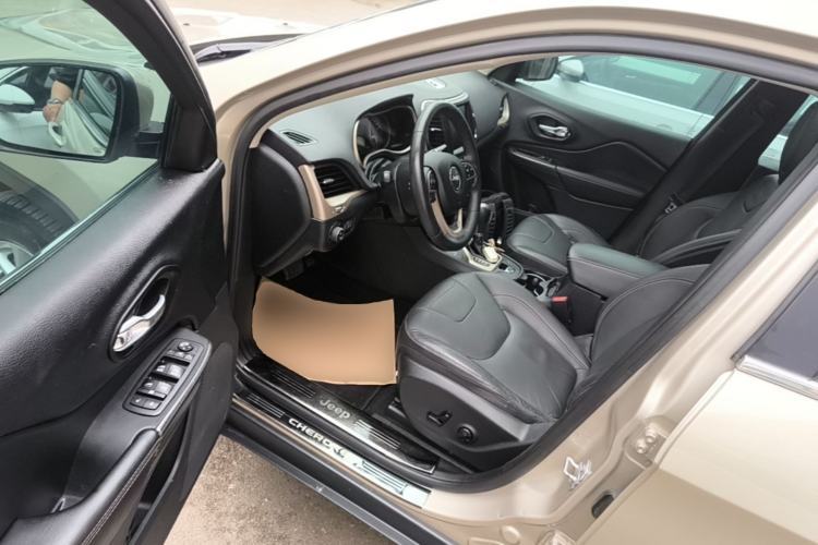Used Jeep Cherokee 2016 2.4L Professional Smart Version Driver Seat
