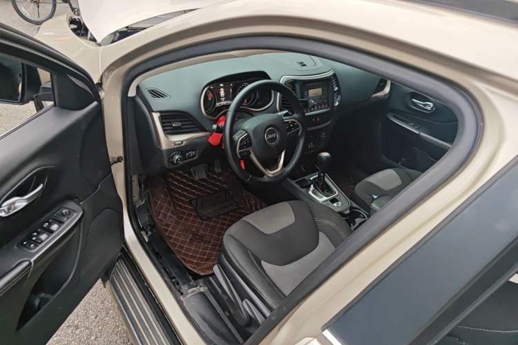 Used Jeep Cherokee 2016 2.0L Smart Version Driver Seat