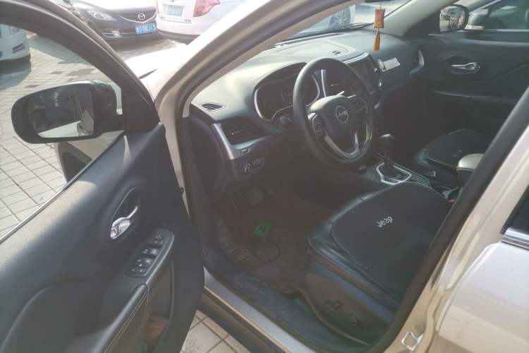 Used Jeep Cherokee 2016 2.4L Professional Smart Version Driver Seat