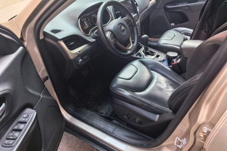Used Jeep Cherokee 2016 2.4L Leading Edition Driver Seat