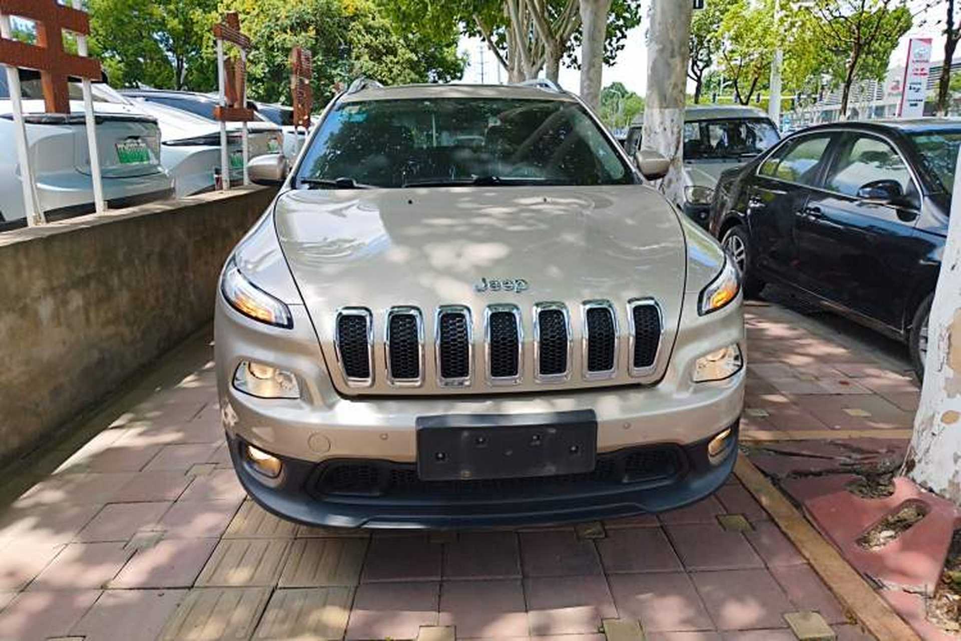 Used Jeep Cherokee 2016 2.0L Superior Edition Exterior 1