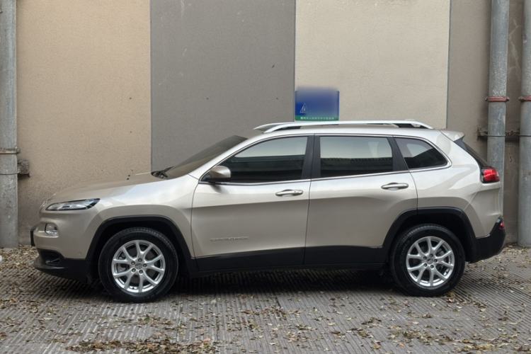 Used Jeep Cherokee 2016 2.4L Leading Edition Exterior 2