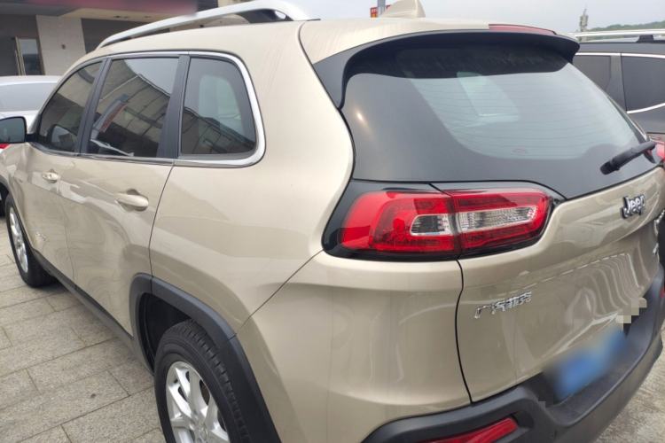Used Jeep Cherokee 2016 2.4L Leading Edition Exterior 2